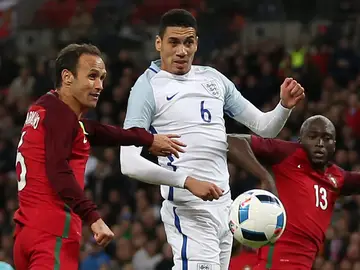 Chris Smalling anota el gol del encuentro entre Inglaterra y Portugal Chris Smalling anota el gol del encuentro entre Inglaterra y Portugal