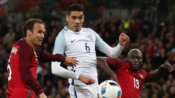 Chris Smalling anota el gol del encuentro entre Inglaterra y Portugal