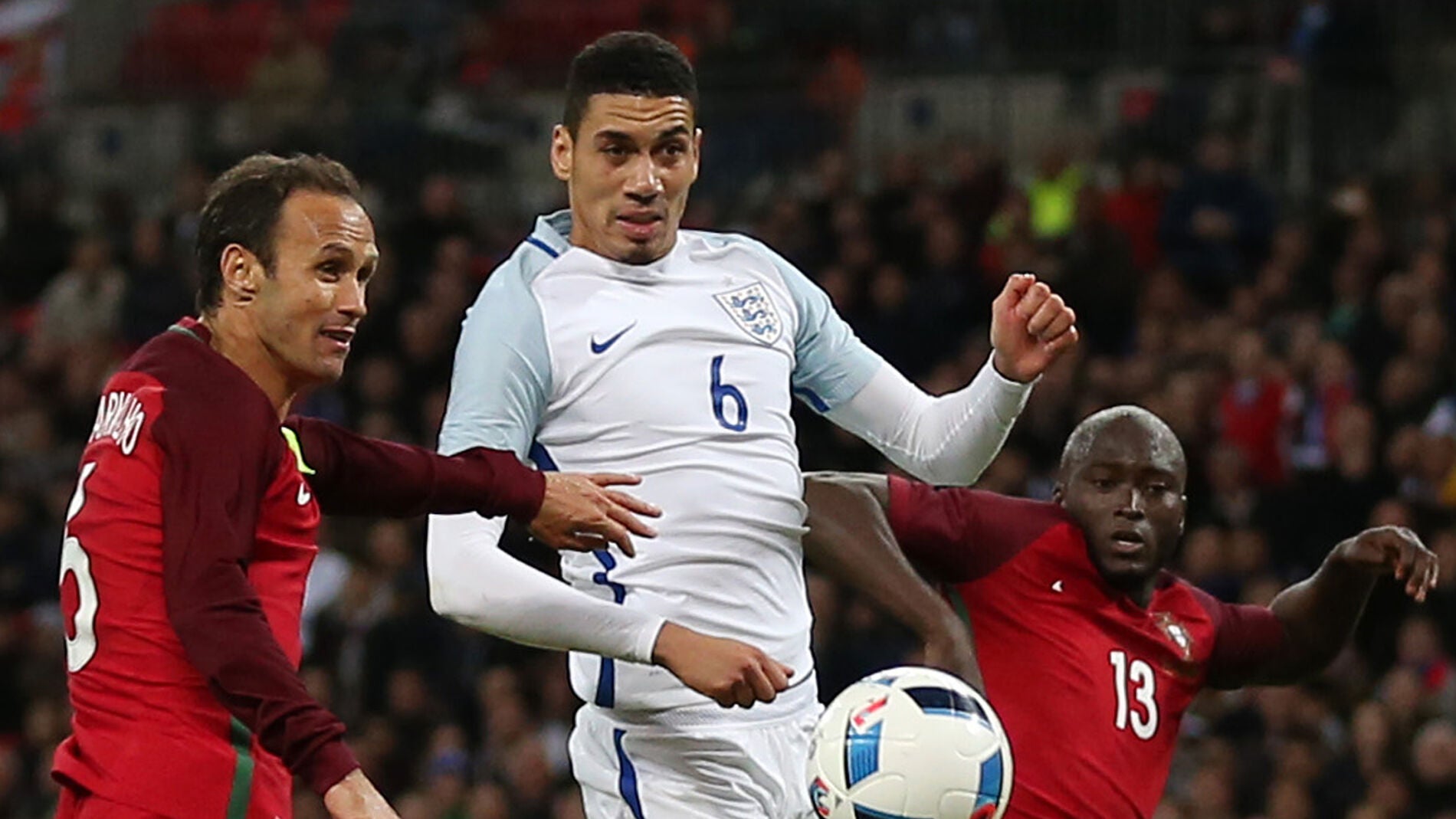 Chris Smalling anota el gol del encuentro entre Inglaterra y Portugal
