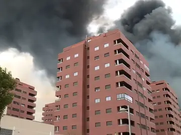 Frame 18.733183 de: Arde el mayor cementerio de neumáticos de Europa, justo frente a la urbanización que construyó “Paco el Pocero” Frame 18.733183 de: Arde el mayor cementerio de neumáticos de Europa, justo frente a la urbanización que construyó “Paco el Pocero”