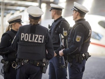 Policías alemanes patrullan por una estación de tren