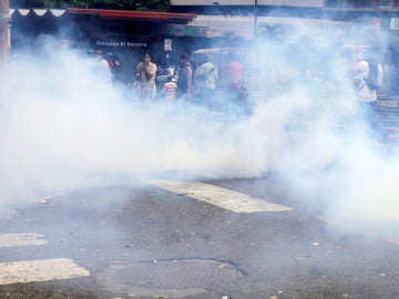 Gas lacrimógeno contra los manifestantes en Caracas