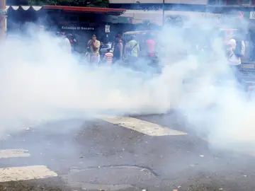 Gas lacrimógeno contra los manifestantes en Caracas Gas lacrimógeno contra los manifestantes en Caracas