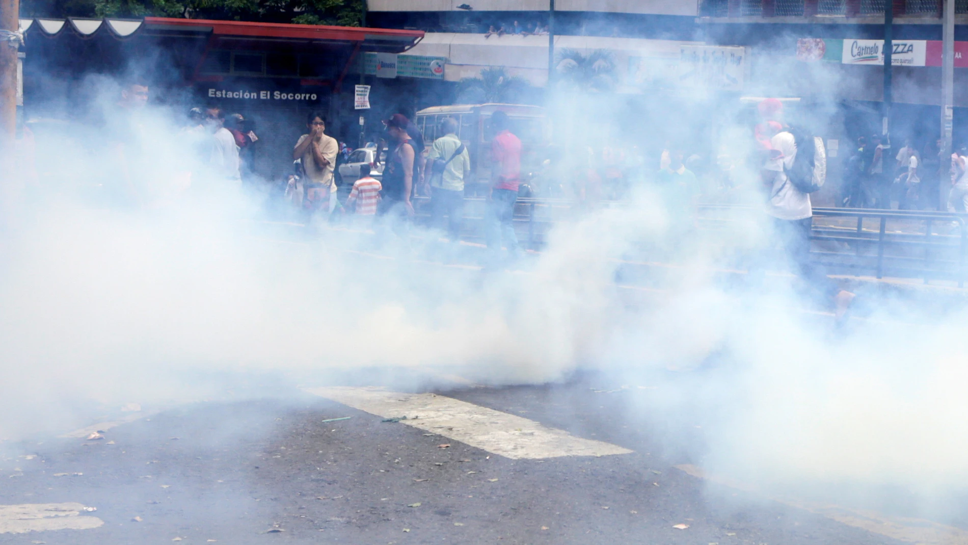Gas lacrimógeno contra los manifestantes en Caracas Gas lacrimógeno contra los manifestantes en Caracas