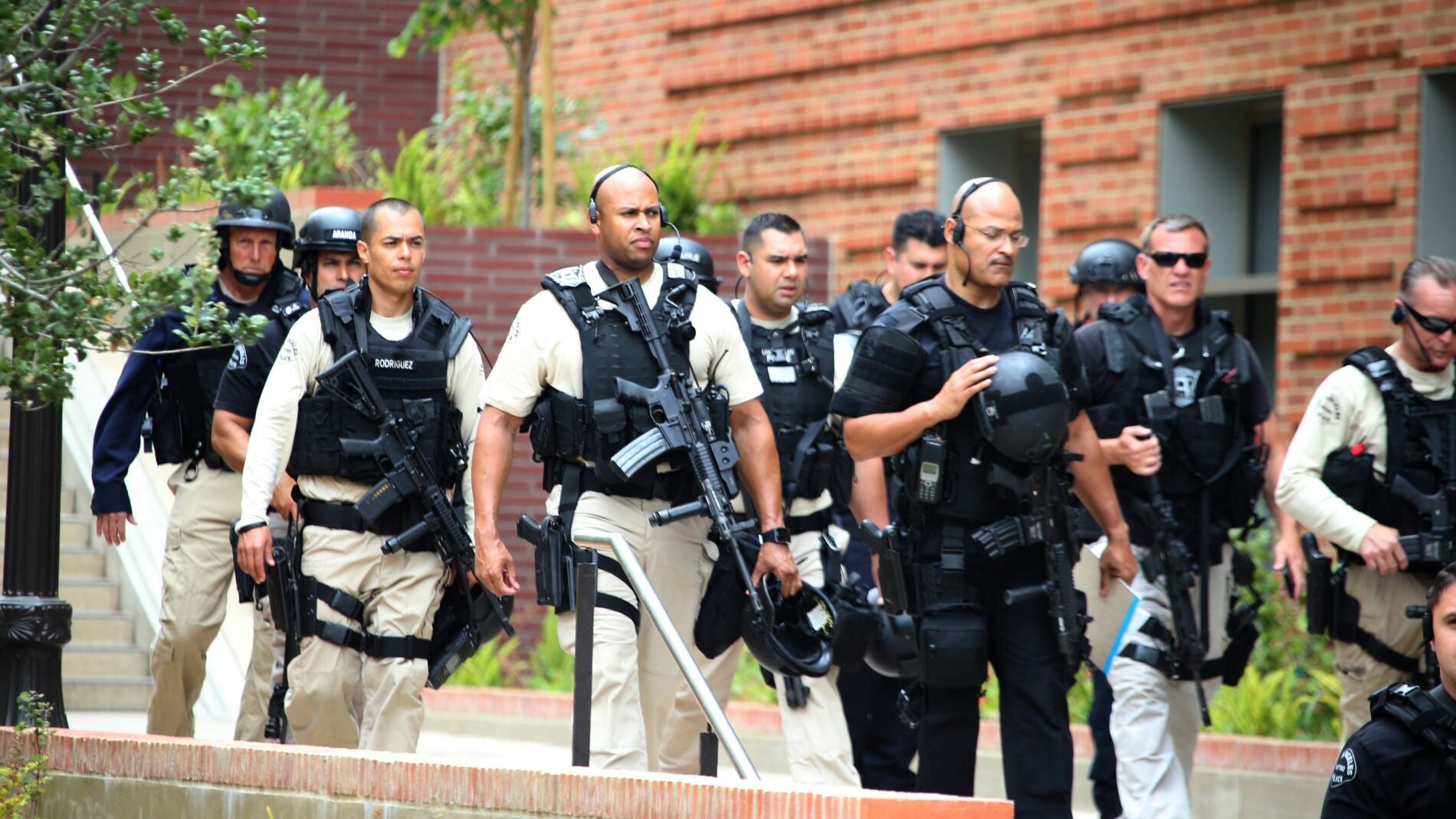 La Polic&iacute;a en el campus de ingenier&iacute;a tras un tiroteo en la Universidad de Los &Aacute;ngeles