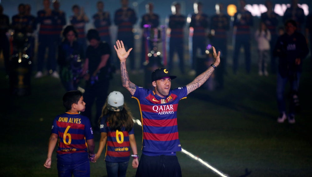 Dani Alves saluda a la afición azulgrana en el Camp Nou