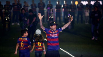 Dani Alves saluda a la afición azulgrana en el Camp Nou