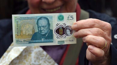 Inglaterra desvela que sus nuevos billetes de cinco libras serán de plástico 