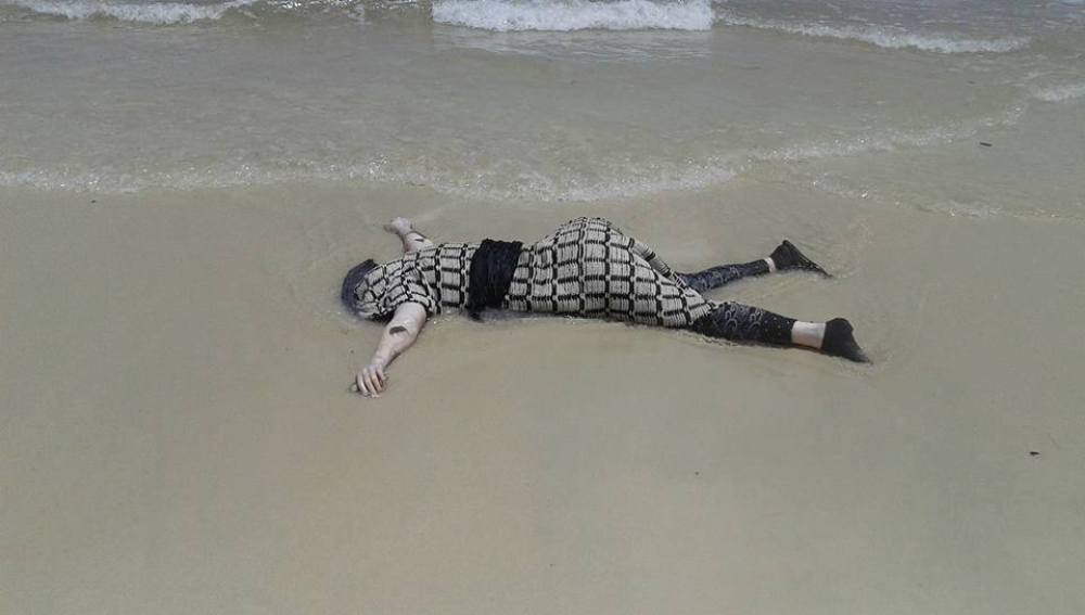 Uno de los cuerpos aparecidos en la playa libia 