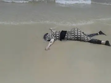 Uno de los cuerpos aparecidos en la playa libia Uno de los cuerpos aparecidos en la playa libia