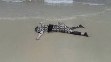 Uno de los cuerpos aparecidos en la playa libia 