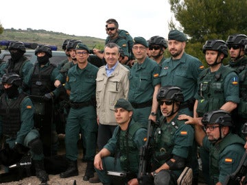 El escritor Lorenzo Silva, junto a guardias civiles del Grupo de Acción Rápida