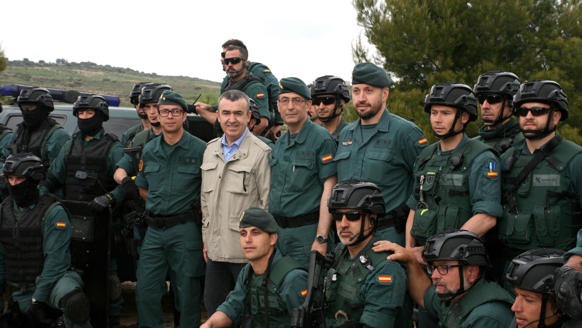 El escritor Lorenzo Silva, junto a guardias civiles del Grupo de Acci&oacute;n R&aacute;pida