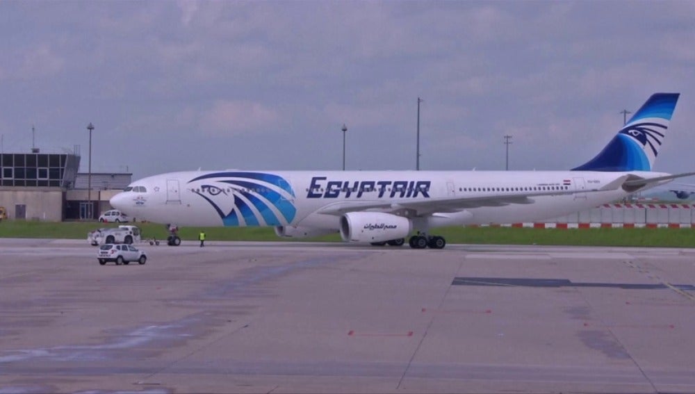 Frame 8.210929 de: El avión de EgyptAir siniestrado tuvo que realizar tres aterrizajes de emergencia 24 horas antes del accidente