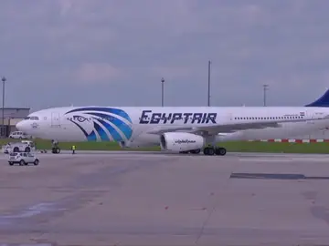 Frame 8.210929 de: El avión de EgyptAir siniestrado tuvo que realizar tres aterrizajes de emergencia 24 horas antes del accidente Frame 8.210929 de: El avión de EgyptAir siniestrado tuvo que realizar tres aterrizajes de emergencia 24 horas antes del accidente