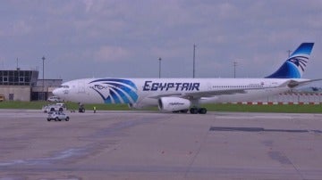 Frame 8.210929 de: El avión de EgyptAir siniestrado tuvo que realizar tres aterrizajes de emergencia 24 horas antes del accidente