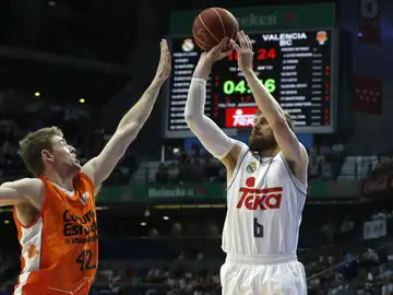Nocioni lanza a canasta durante el partido Nocioni lanza a canasta durante el partido