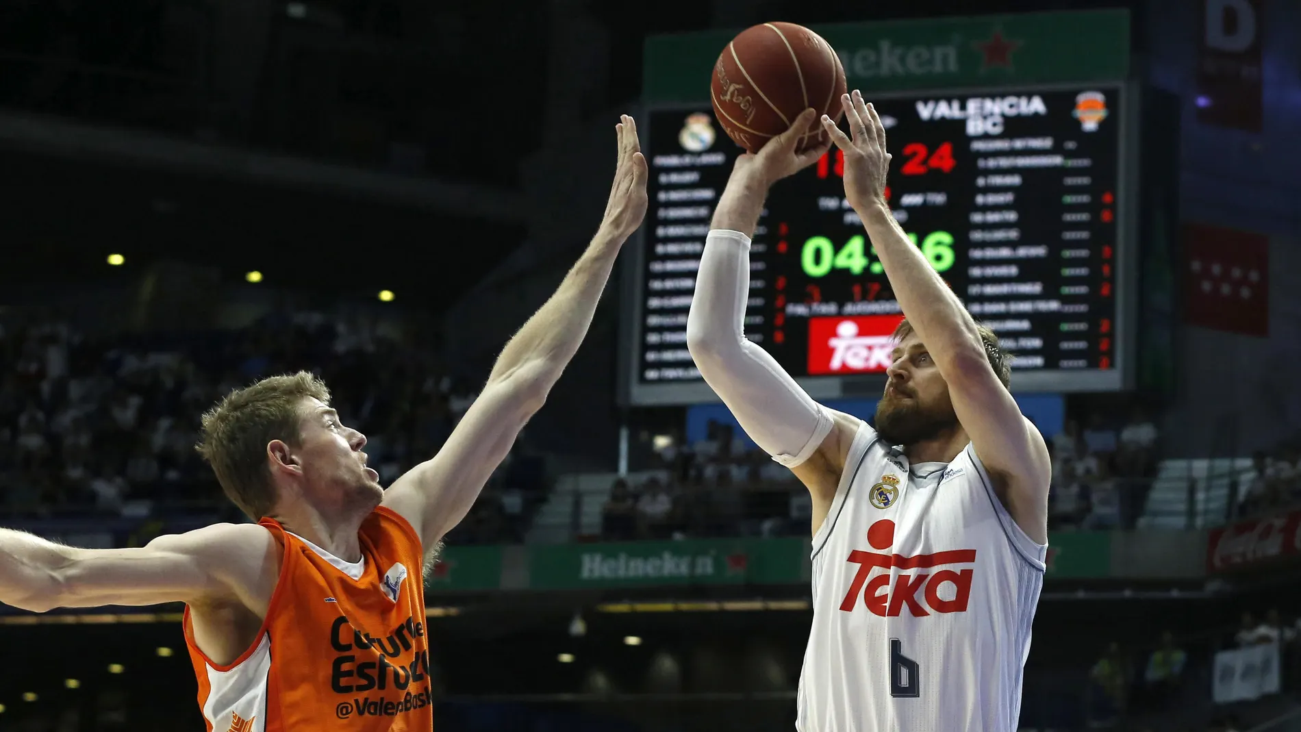 Nocioni lanza a canasta durante el partido Nocioni lanza a canasta durante el partido