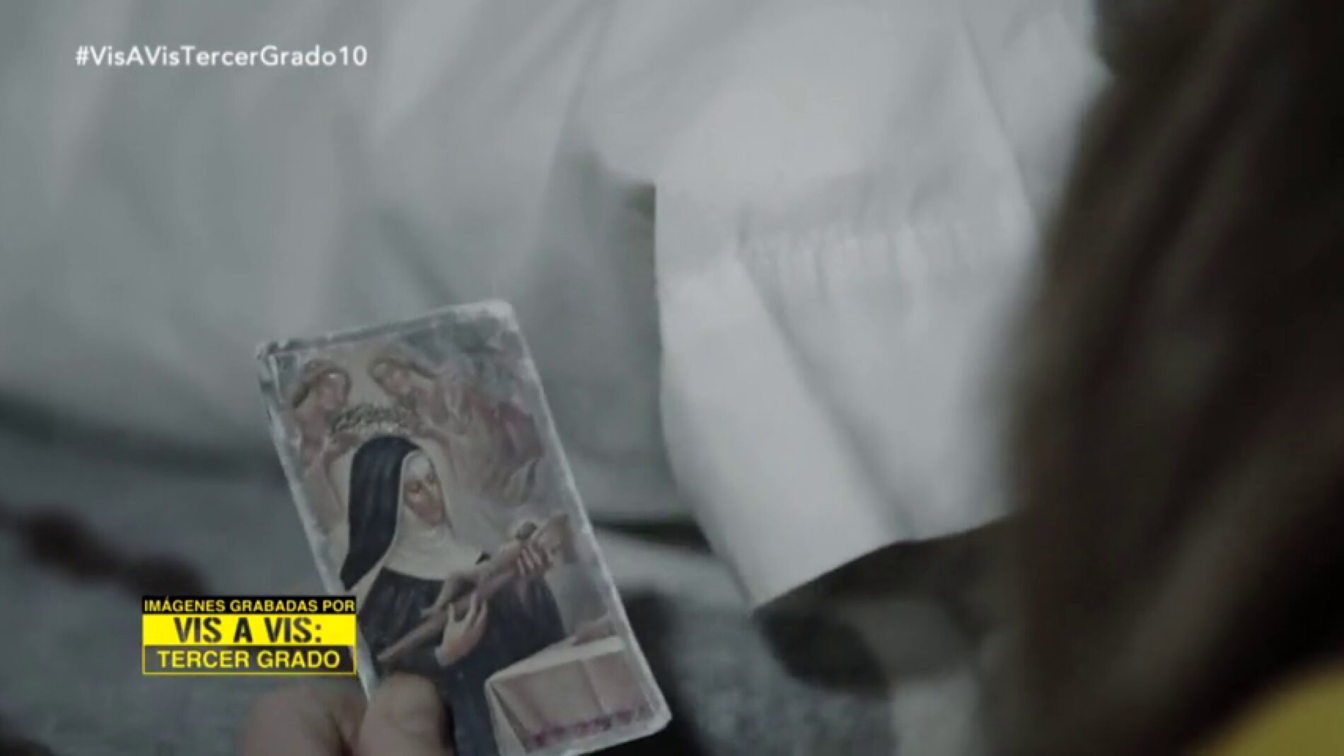 Frame 7.437104 de: Tere encuentra una estampita en su almohada