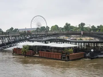 El río Sena a su paso por París tras las lluvias El río Sena a su paso por París tras las lluvias