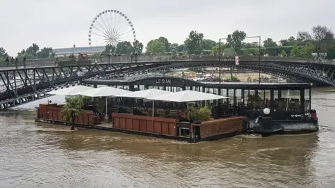 El río Sena a su paso por París tras las lluvias El río Sena a su paso por París tras las lluvias