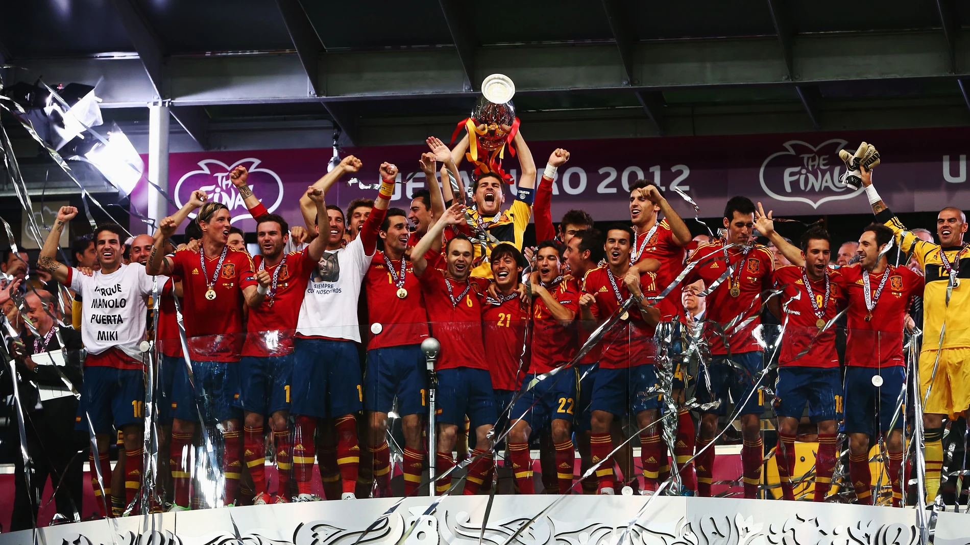 Iker Casillas levanta la Eurocopa del año 2012 Iker Casillas levanta la Eurocopa del año 2012