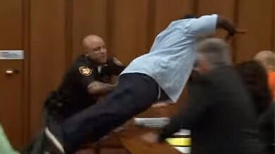 Se lanza sobre el asesino de su hija al verle sonreir en el juicio