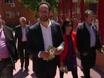 Frame 19.418303 de: El PSOE promete una "renta básica" en su "plan contra la pobreza"