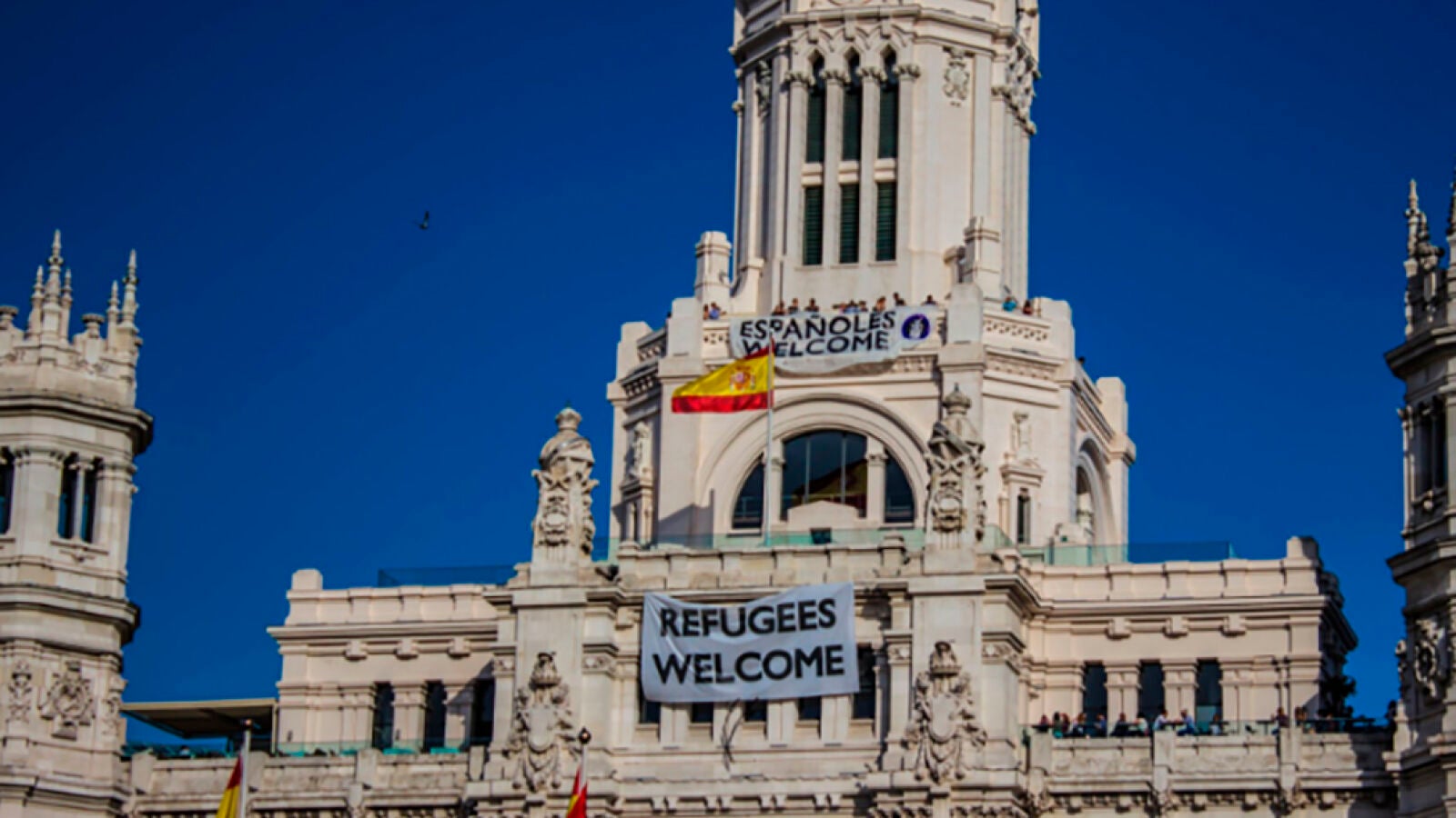 Activistas del grupo de ultraderecha Hogar Social Madrid cuelgan una pancarta contra los refugiados en el Ayuntamiento 