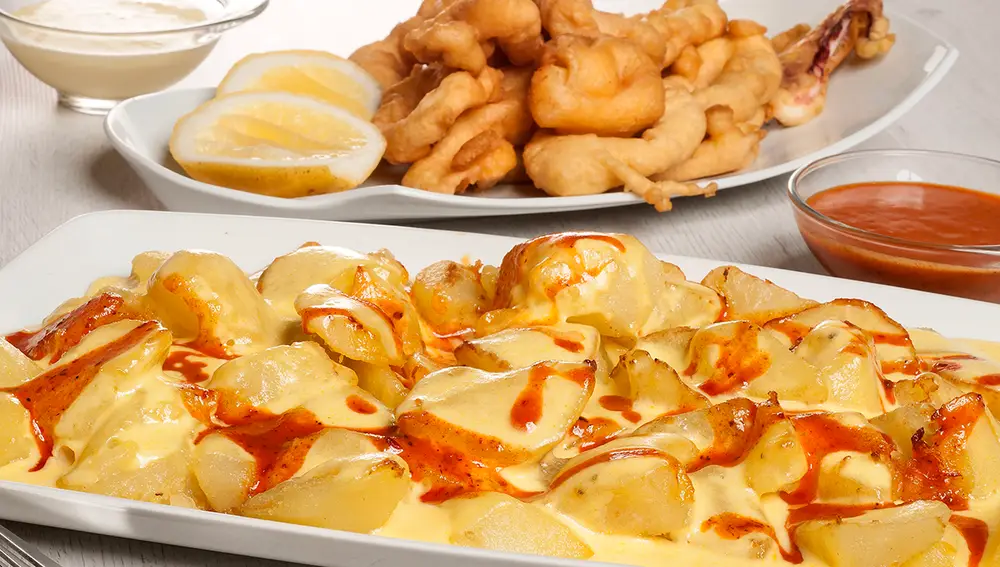 Patatas bravas y calamares fritos