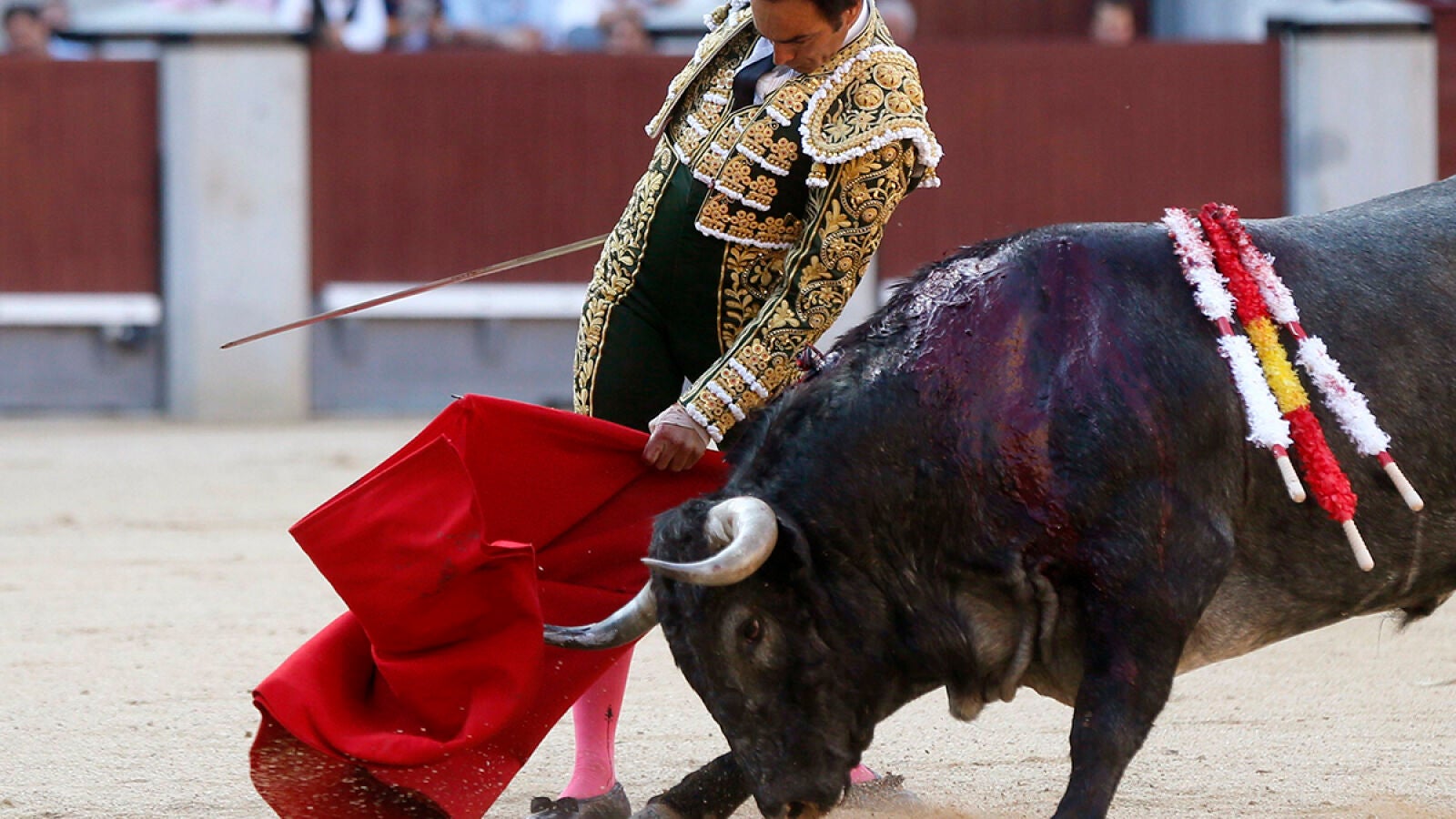 La terna se tambalea en una 'victorinada' con dos toros más que aprovechables