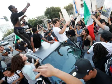 Protestas durante un mitin de Donald Trump en California Protestas durante un mitin de Donald Trump en California