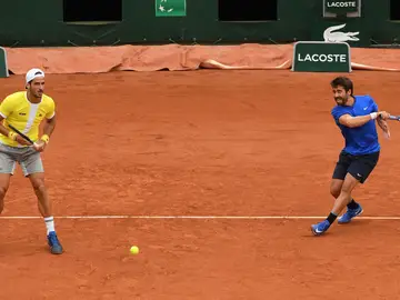 Marc López ejecuta una derecha ante la mirada de Feliciano López Marc López ejecuta una derecha ante la mirada de Feliciano López