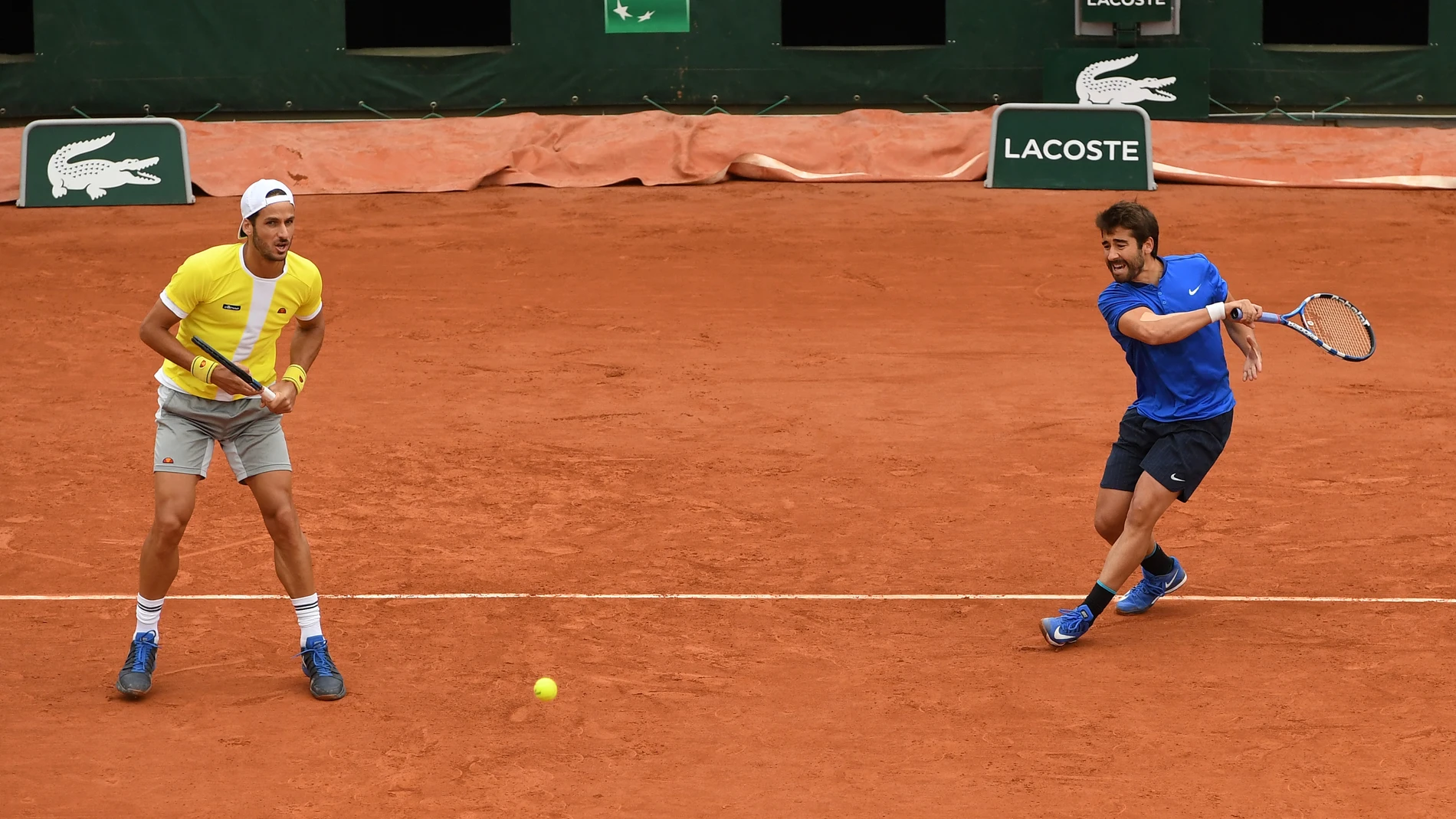 Marc López ejecuta una derecha ante la mirada de Feliciano López Marc López ejecuta una derecha ante la mirada de Feliciano López