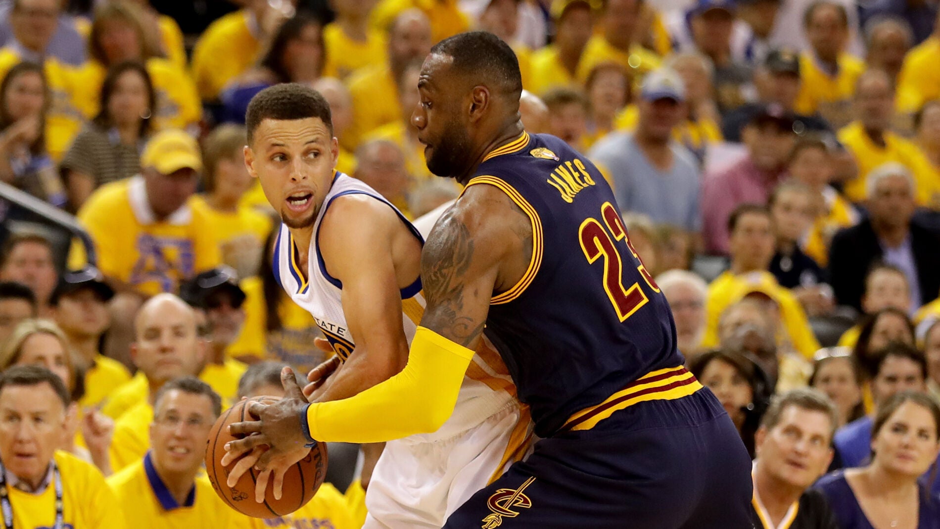 Stephen Curry aguanta el bal&oacute;n ante la defensa de LeBron James