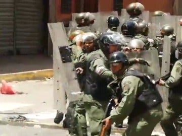 Frame 88.234772 de: La Policía responde con gases lacrimógenos a una marcha por la falta de alimentos en Caracas