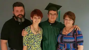 Un joven autista logra graduarse en Secundaria Un joven autista logra graduarse en Secundaria