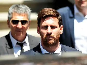 Leo Messi y su padre, a la llegada de la Audiencia de Barcelona Leo Messi y su padre, a la llegada de la Audiencia de Barcelona