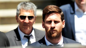 Leo Messi y su padre, a la llegada de la Audiencia de Barcelona
