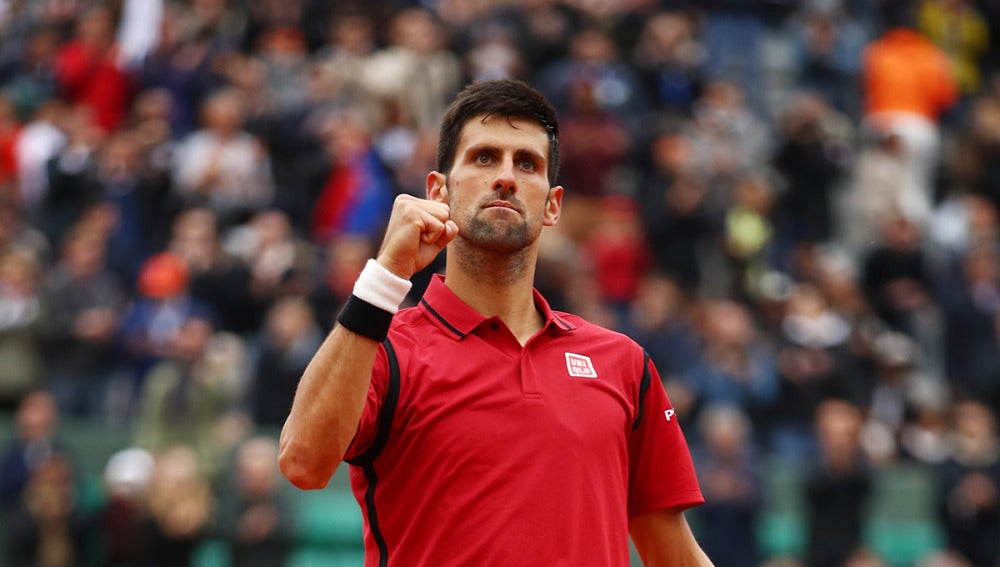 Novak Djokovic festeja la victoria ante Dominic Thiem