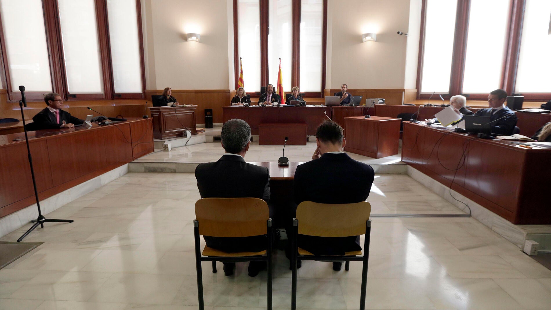 Leo Messi y su padre durante el juicio