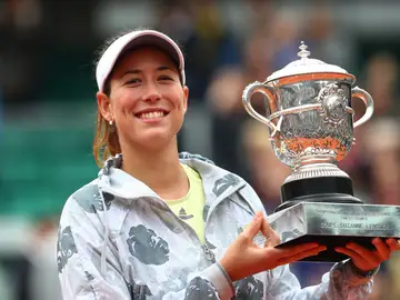 Muguruza posando con el trofeo de campeona de Roland Garros Muguruza posando con el trofeo de campeona de Roland Garros