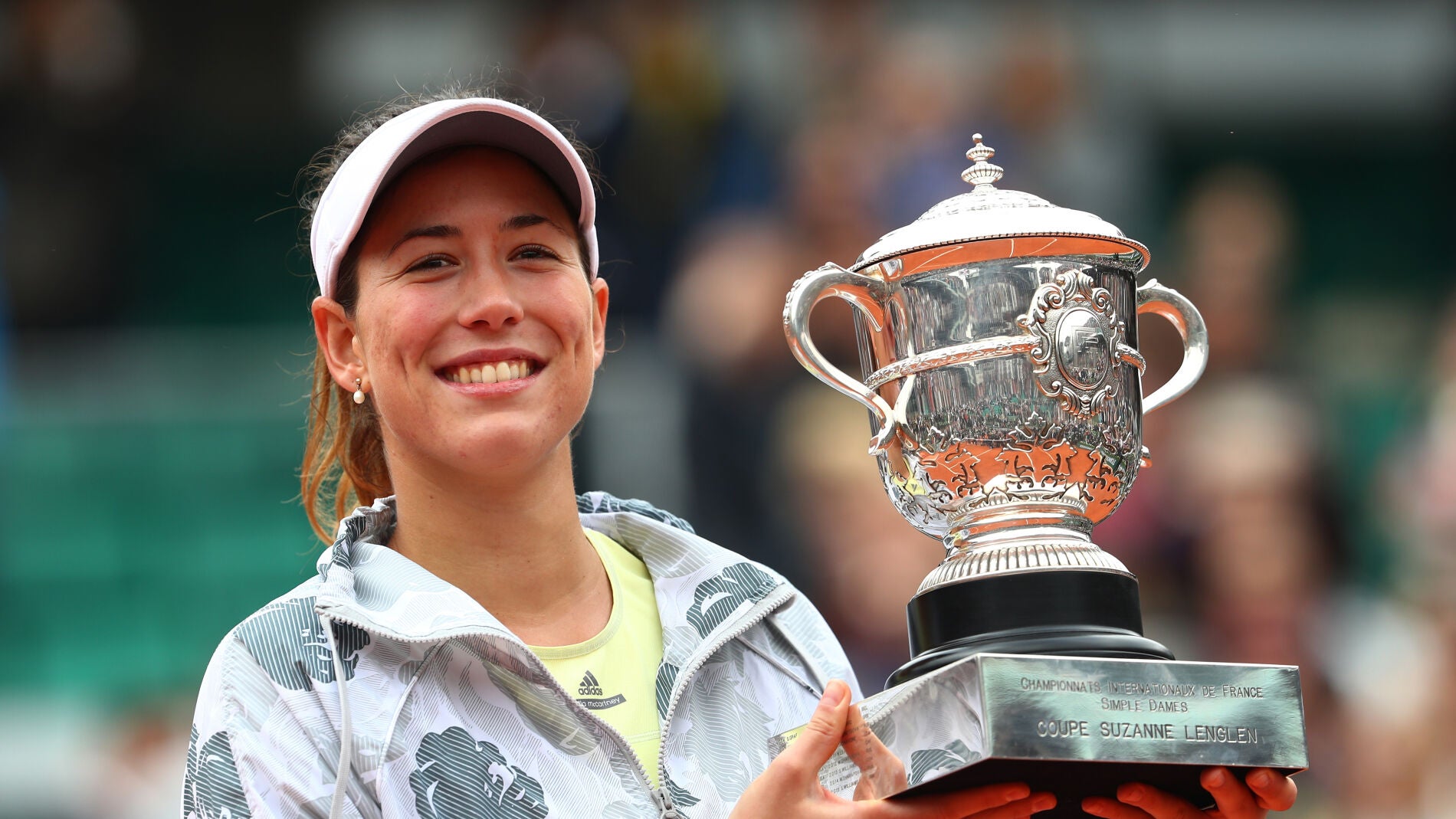 Muguruza posando con el trofeo de campeona de Roland Garros