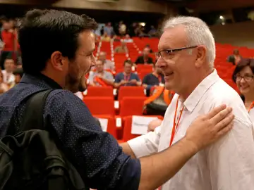 Cayo Lara y Alberto Garzón se saludan durante la despedida de Lara Cayo Lara y Alberto Garzón se saludan durante la despedida de Lara