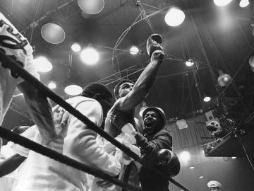Cassius Clay (Muhammad Ali) celebra su victoria contra Liston