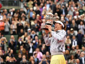 Garbiñe Muguruza levanta el torneo de Roland Garros Garbiñe Muguruza levanta el torneo de Roland Garros