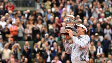 Garbiñe Muguruza levanta el torneo de Roland Garros