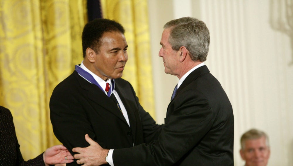 Ali, con George Bush