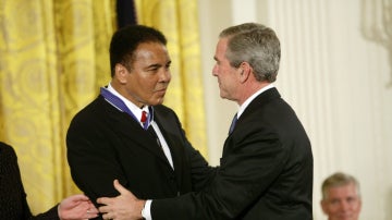 Ali, con George Bush