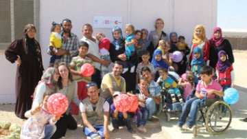 Miembros de la asociación con los niños en el campo de refugiados